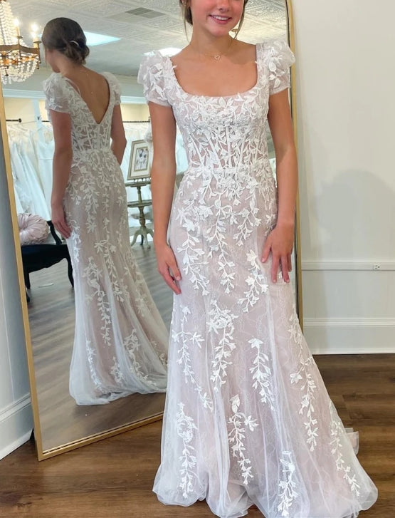 Vestido de fiesta de tul con escote cuadrado, mangas abullonadas y apliques